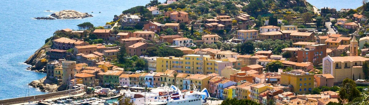 Gite in barca all'isola di Giglio SEM Hero Alcune barche vicino alla costa durante la gita in barca all'isola di Giglio.