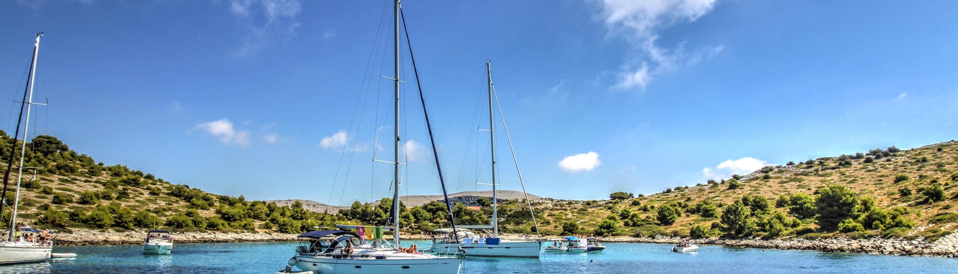 Mehrere Boote in Küstennähe während einer Bootstour zu den Kornati Inseln.