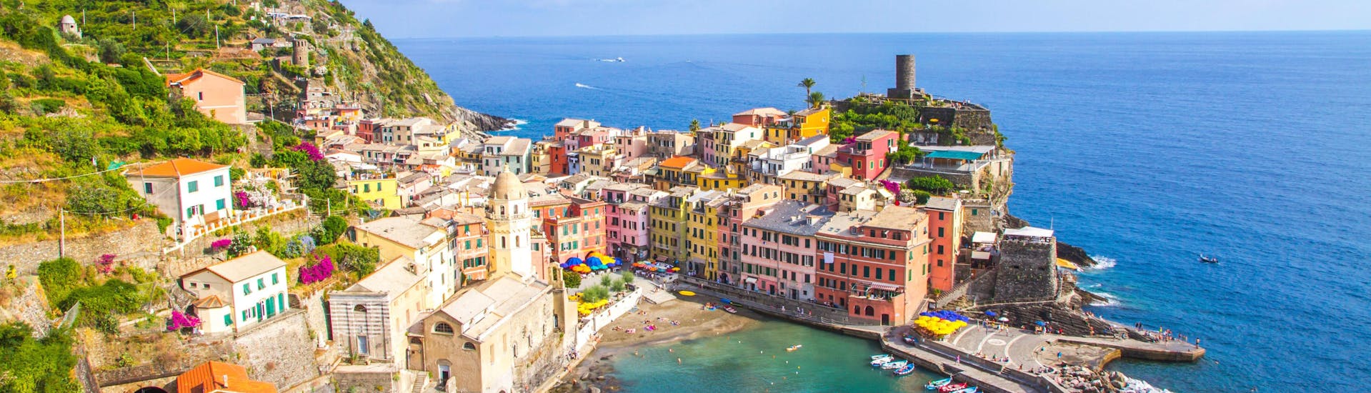 Blick über Vernazza, ein beliebtes Ziel für Bootsausflüge in den Cinque Terre.