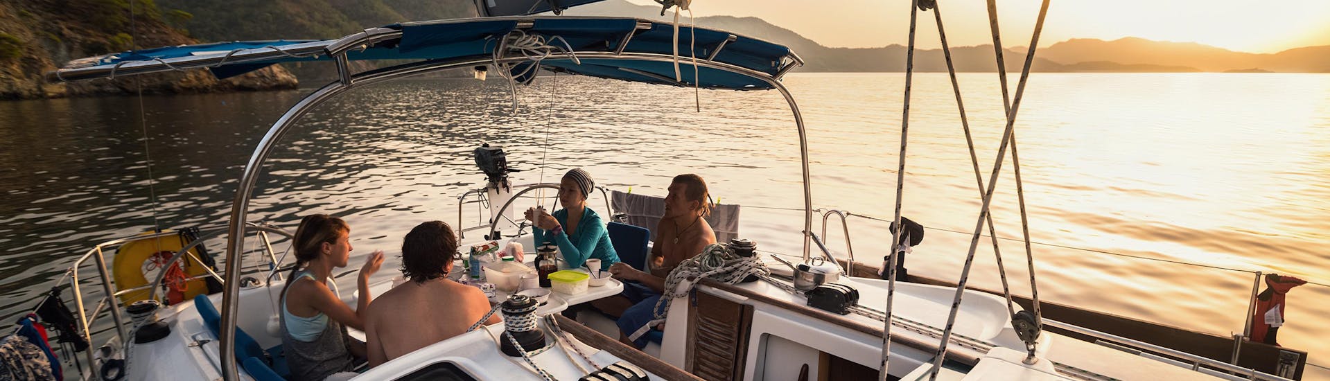 Un gruppo di persone che fanno cena durante una gita in barca