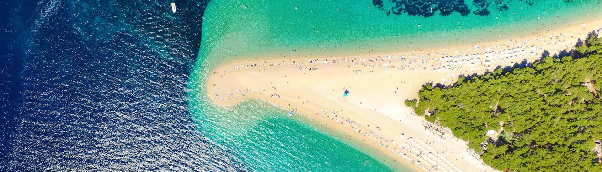 Luchtfoto van het strand van Zlatni Rat, ook wel Golden Horn genoemd, een van de populairste plekken om te ontdekken tijdens een boottocht naar het eiland Brač.