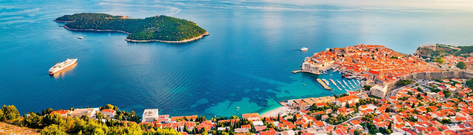 Un groupe d'amis fait une excursion en bateau dans la superbe destination Dalmatie.