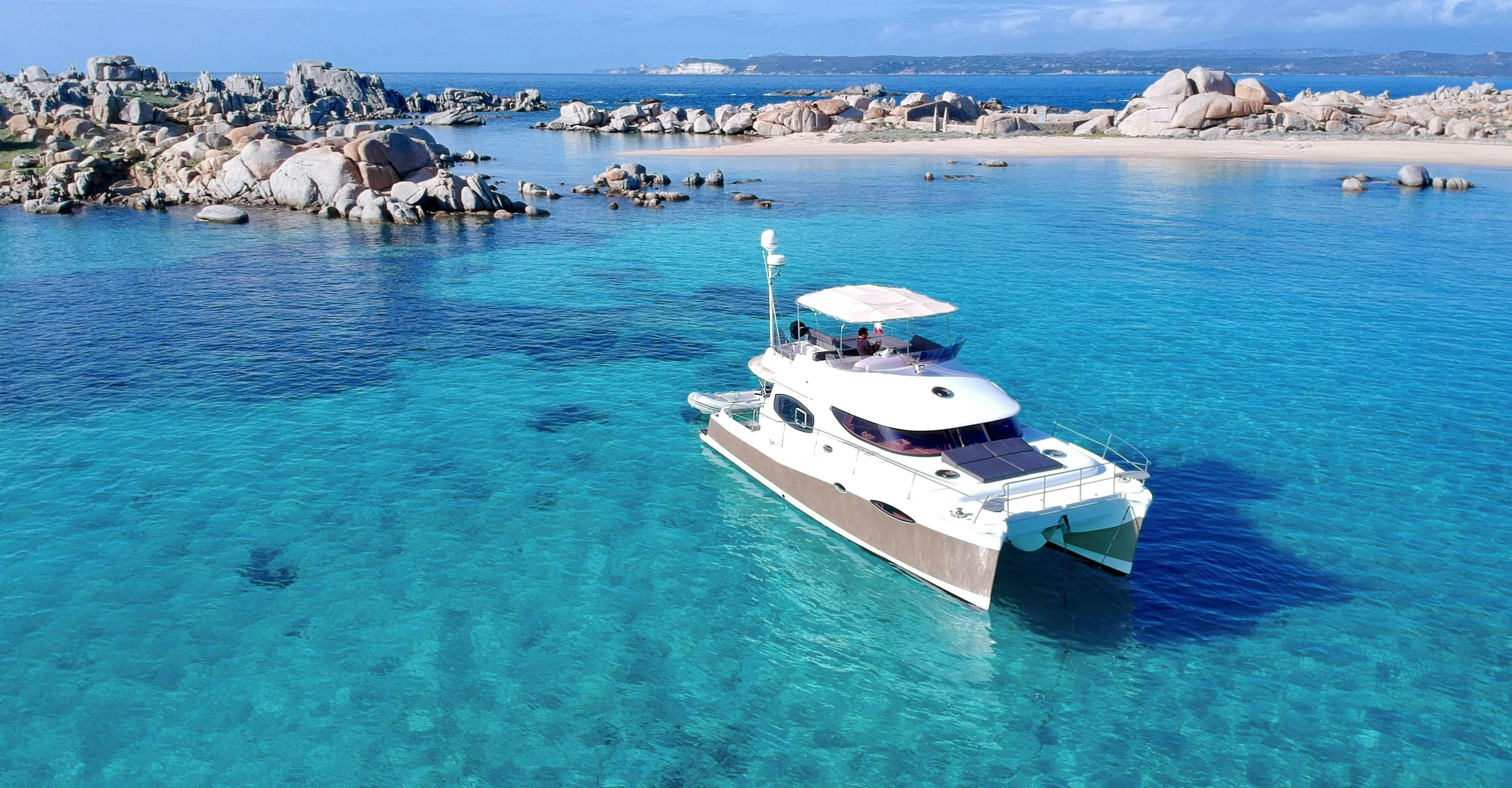 Magnifique paysage de montagnes et de mer, où se déroulent les activités de Bonifacio Catamaran.
