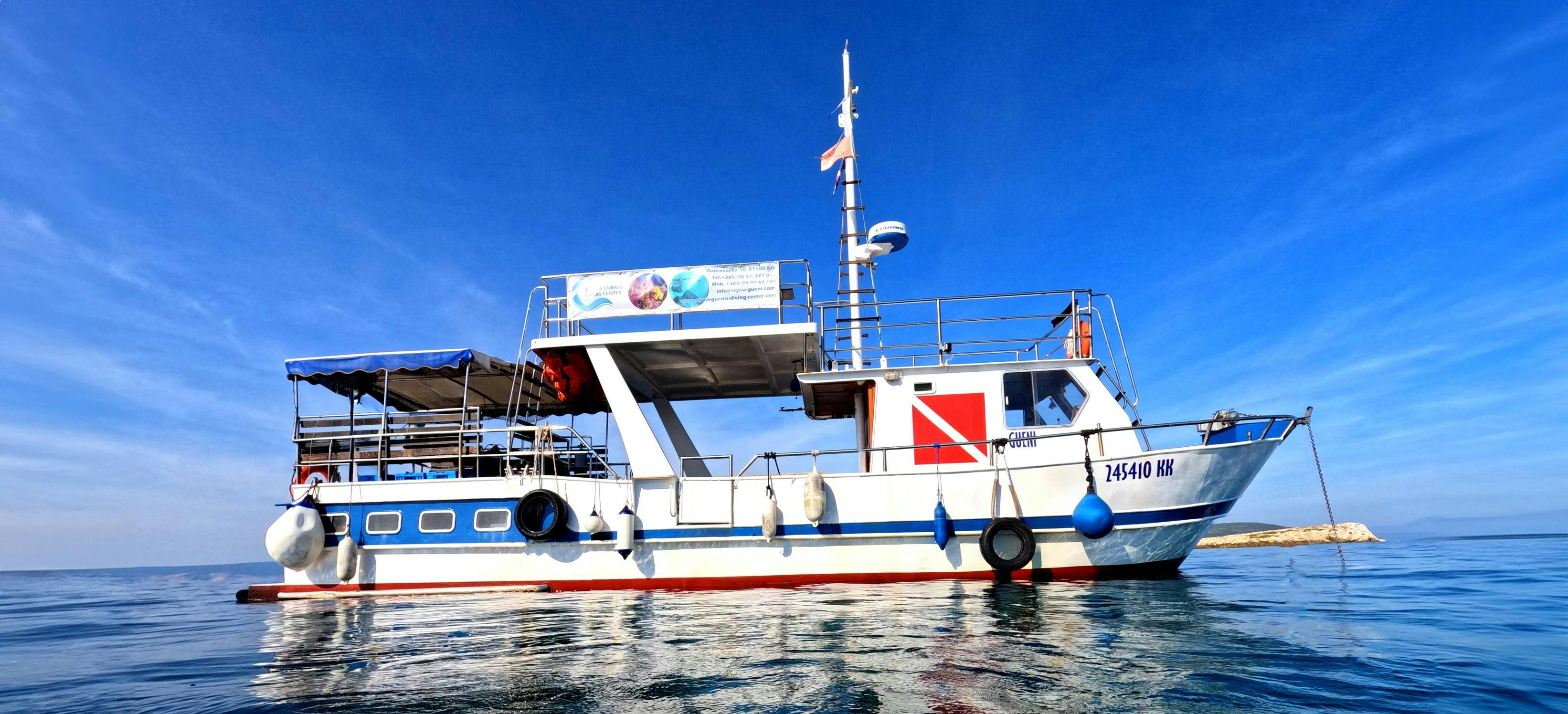 Bootmittel Beautiful landscapes showcasing mountains and sea, where the experiences of Styria Guenis Diving Center Krk are taking place.