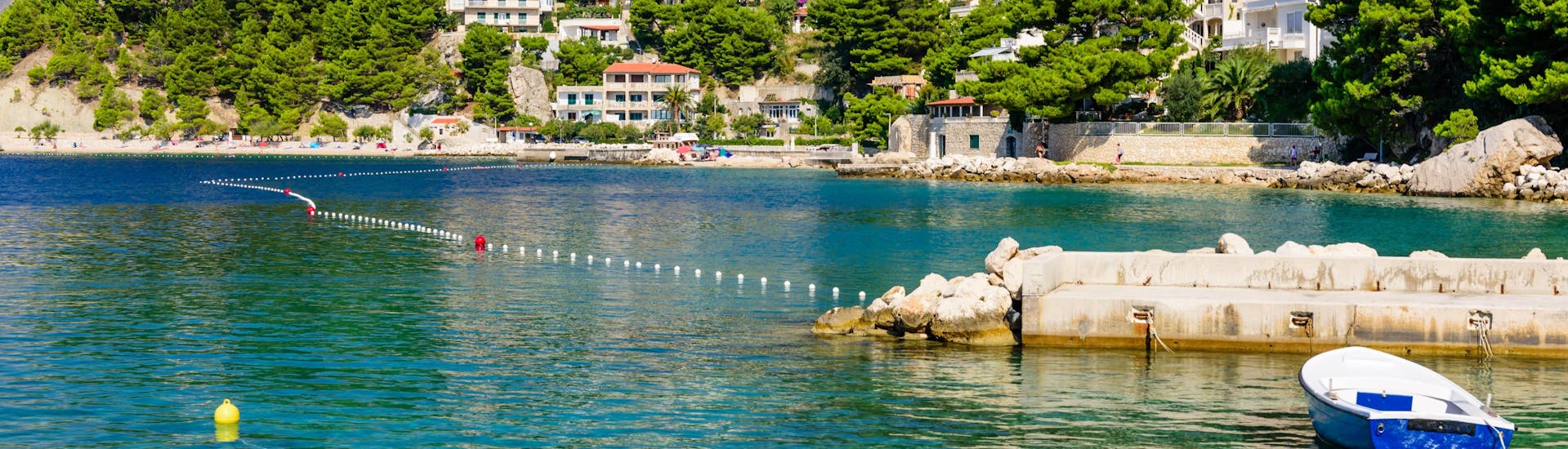 Eine Freundesgruppe macht eine Bootstour in der Urlaubsregion Makarska Riviera.