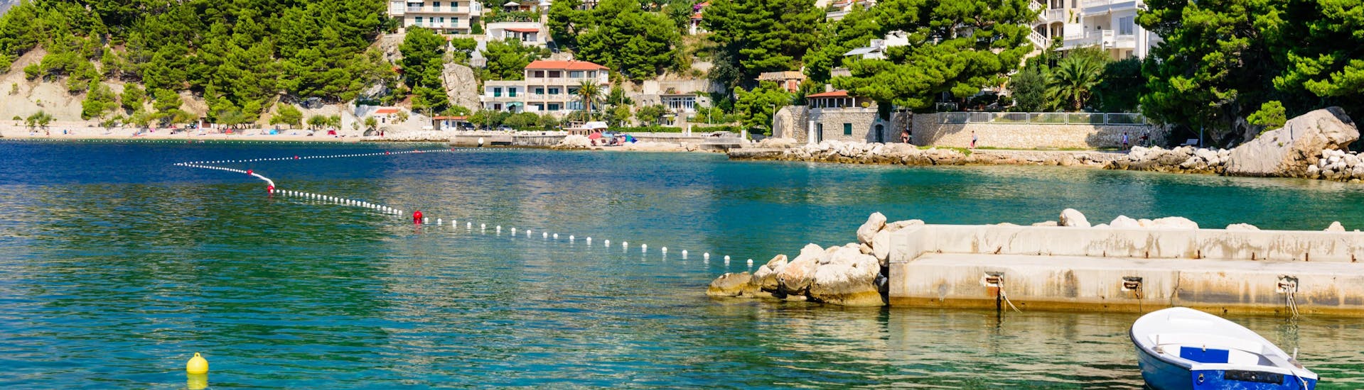 Un grupo de amigos hace un paseo en barco en Makarska, popular destino de vacaciones. 