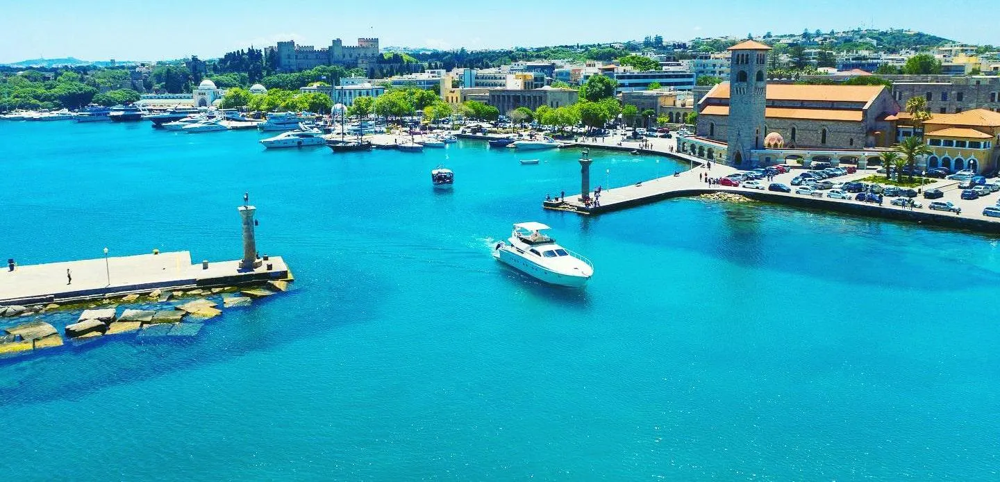 Magnifique paysage de montagnes et de mer, où se déroulent les activités de BOSS Cruises Rhodes.