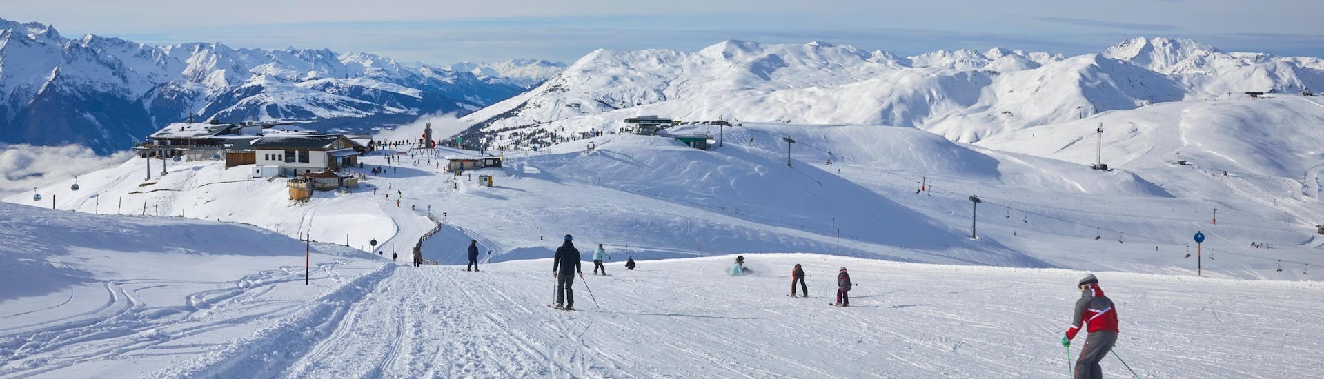 Vista del paesaggio montano soleggiato durante un corso di sci con scuole di sci a Bramberg am Wildkogel.