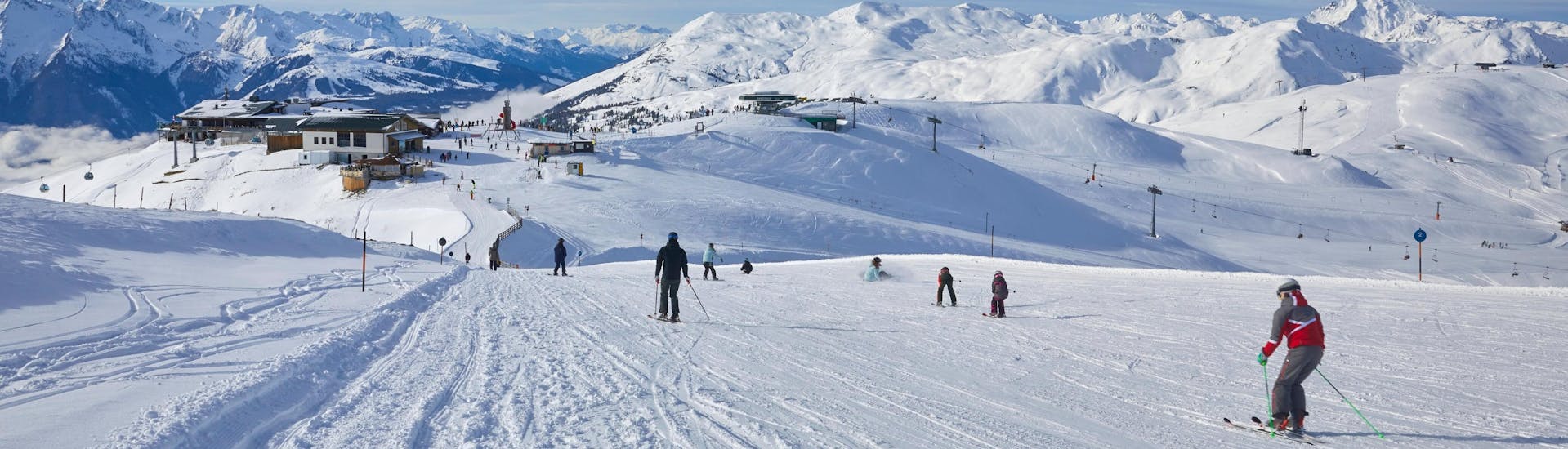 Volwassenen en kinderen skiën in skigebied Bramberg.