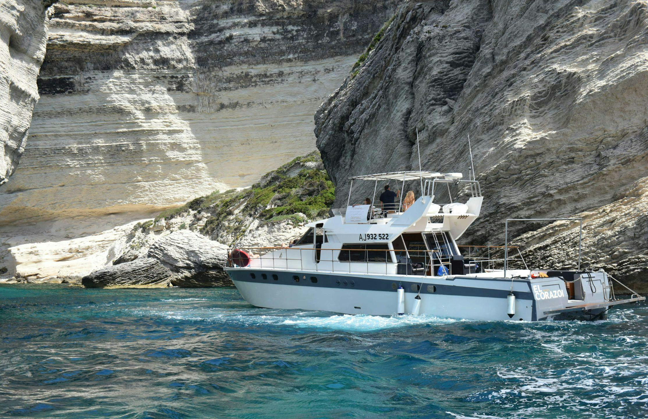 Briseis Croisières Bonifacio Prachtige landschappen met bergen en zee, waar de ervaringen van Briseis Croisières Bonifacio plaatsvinden.