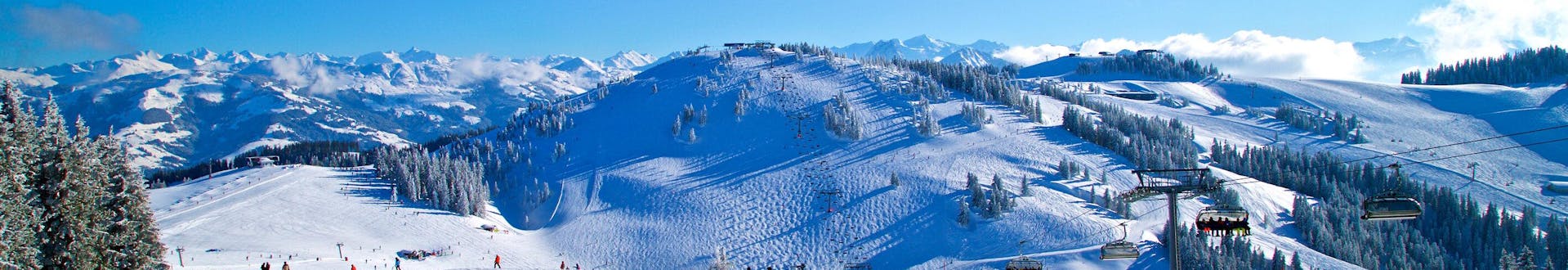 Erwachsene und Kinder beim Skifahren im Skigebiet Brixen im Thale.