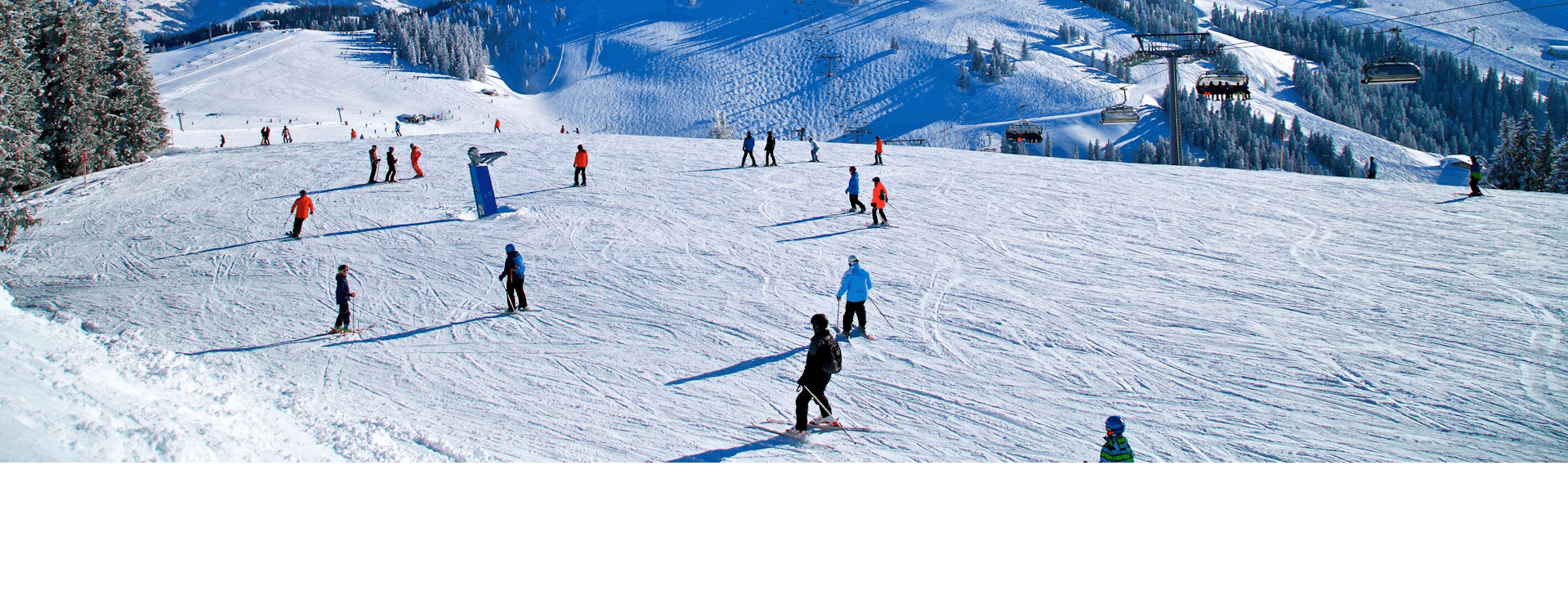 Vista del paisaje soleado de la montaña durante un curso de esquí con las escuelas de esquí en Brixen im Thale.