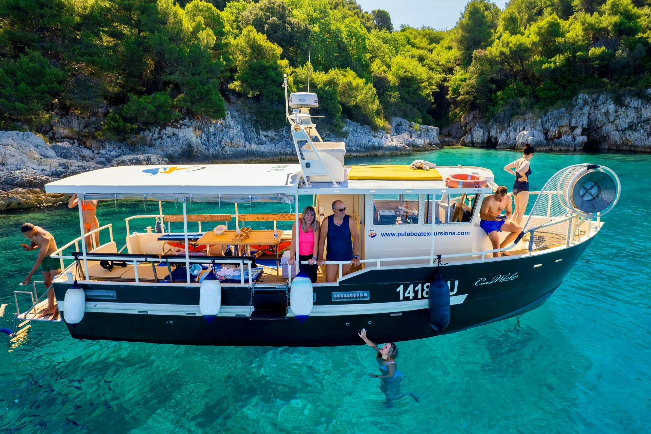 Panorama mozzafiato con montagne e mare, dove hanno luogo le attività di Pula Boat Excursions.