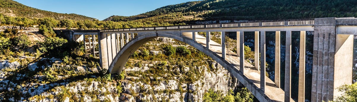 bungee-jumping-verdon_SEM-Resort-Hero Vue du pont de l'Artuby dans les Gorges du Verdon, l'un des lieux les plus populaires en France pour faire du saut à l'élastique.