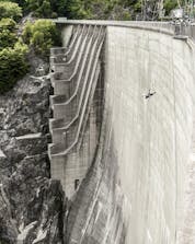 Ein Foto von jemandem, der von der wirklich berühmten Staumauer springt, wo man in der Verzasca Bungee-Springen kann.