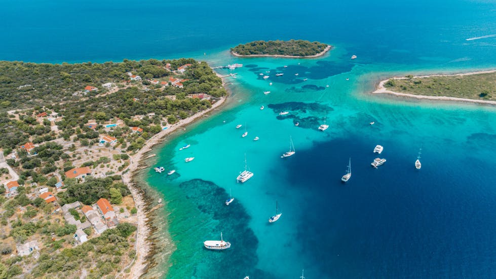 Paysage de Split avec des bateaux et une eau bleue cristalline.