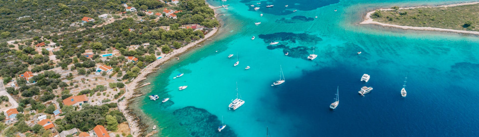 Landschap van Split met boten en kristalblauw water.