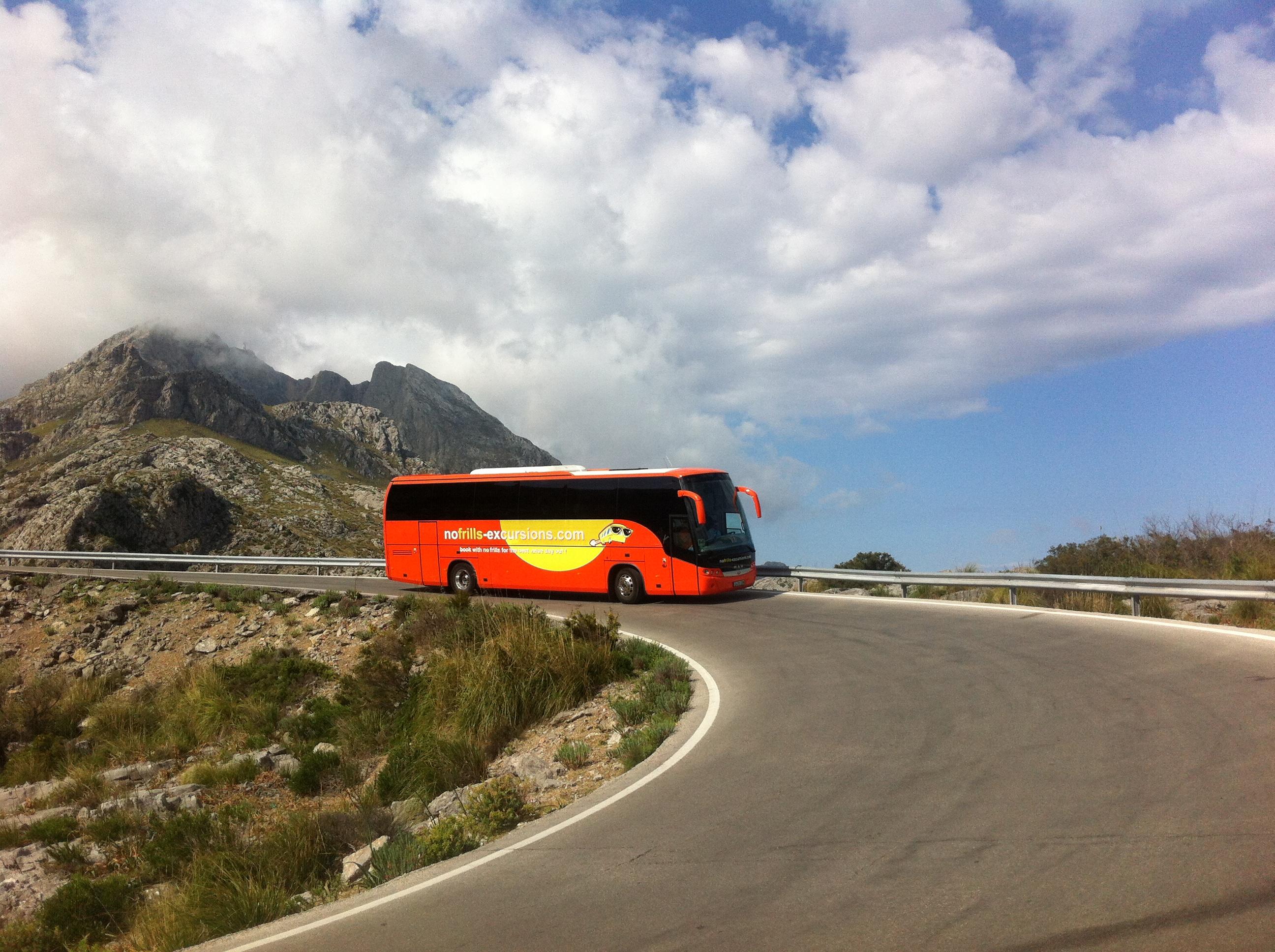Le bus de Nofrills Excursions pendant une excursion aux grottes du Drach.