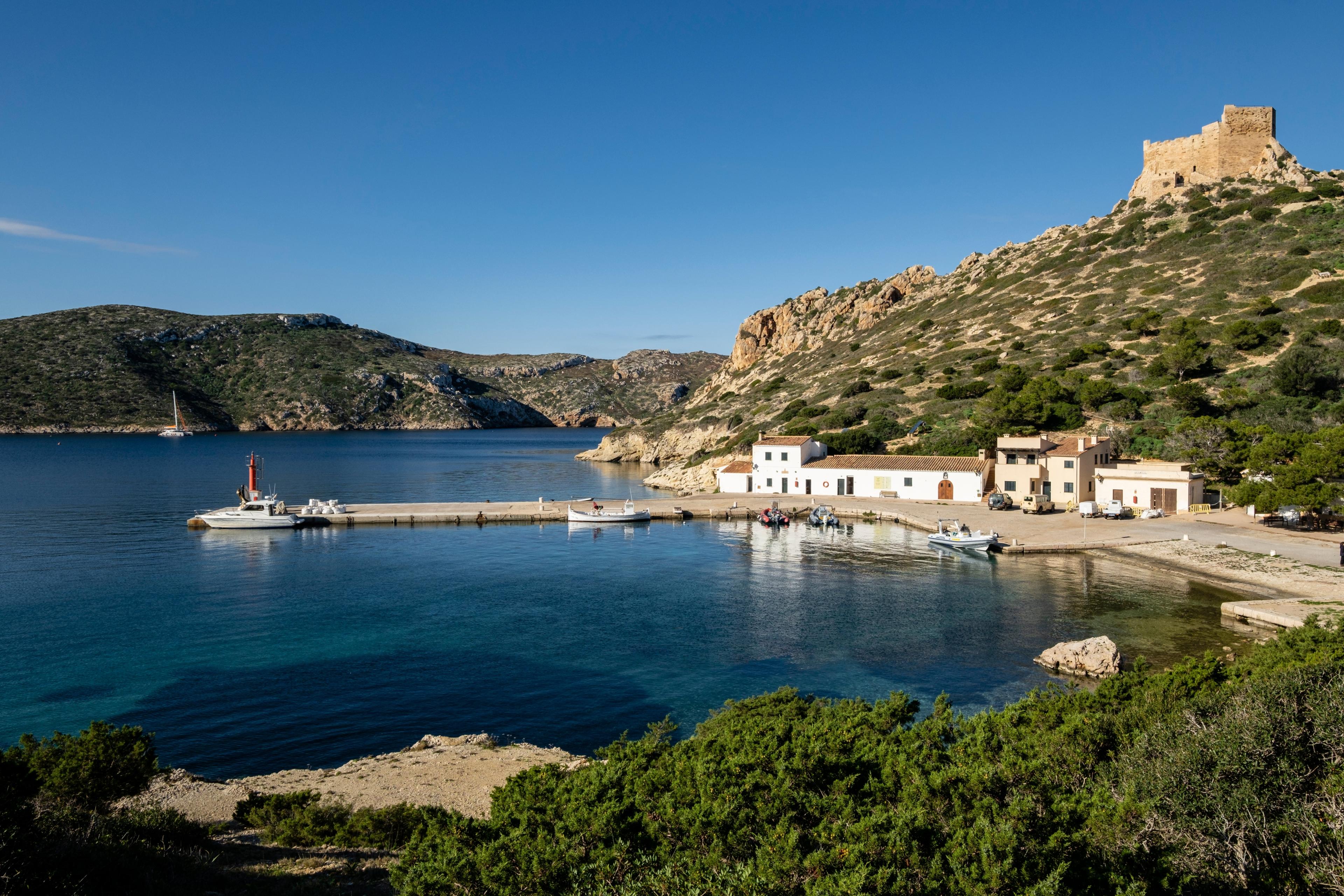 Vista del puerto de la isla de Cabrera.