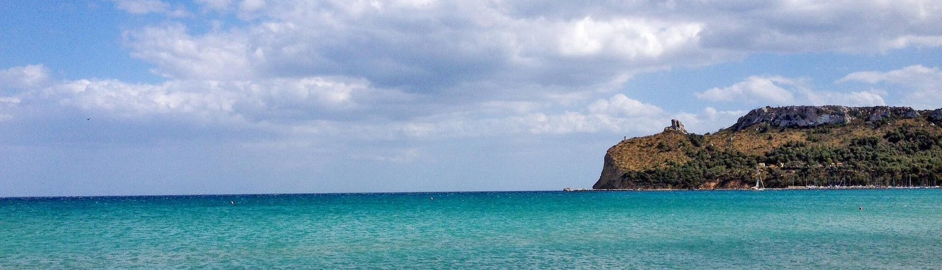 Ein Boot in der Nähe der Küste von Cagliari auf Sardinien.