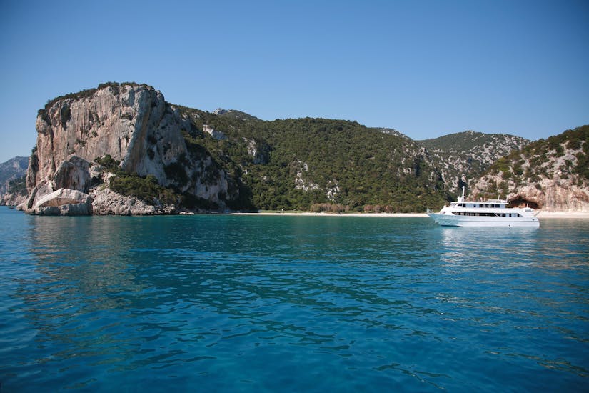 Vista di Cala Luna che potete visitare con una gita in barca di Nuovo Consorzio Trasporti Marittimi Cala Gonone.