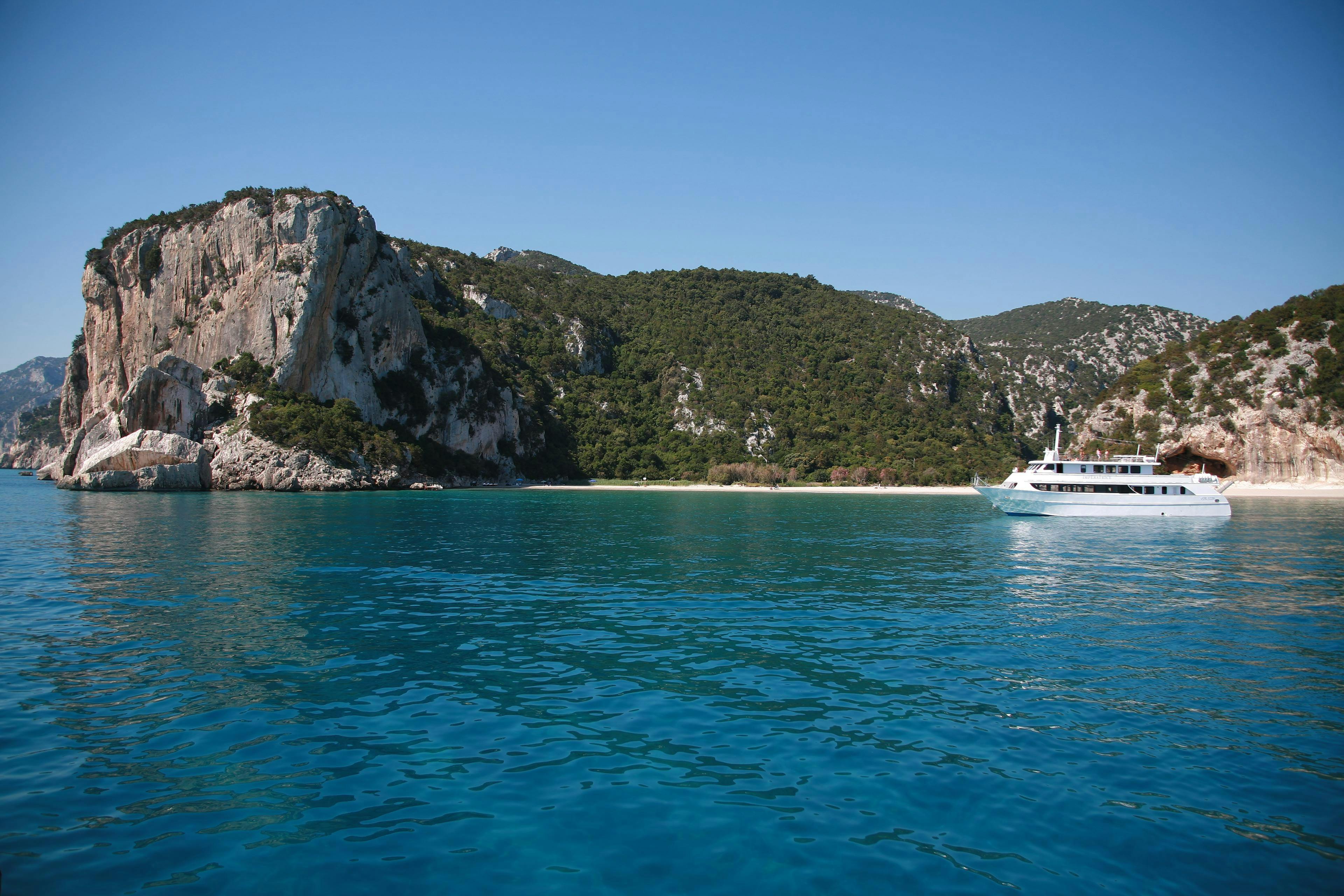 Nuovo Consorzio Trasporti Marittimi Cala Gonone Paisajes impresionantes de montaña y mar, donde tienen lugar las experiencias de Nuovo Consorzio Trasporti Marittimi.