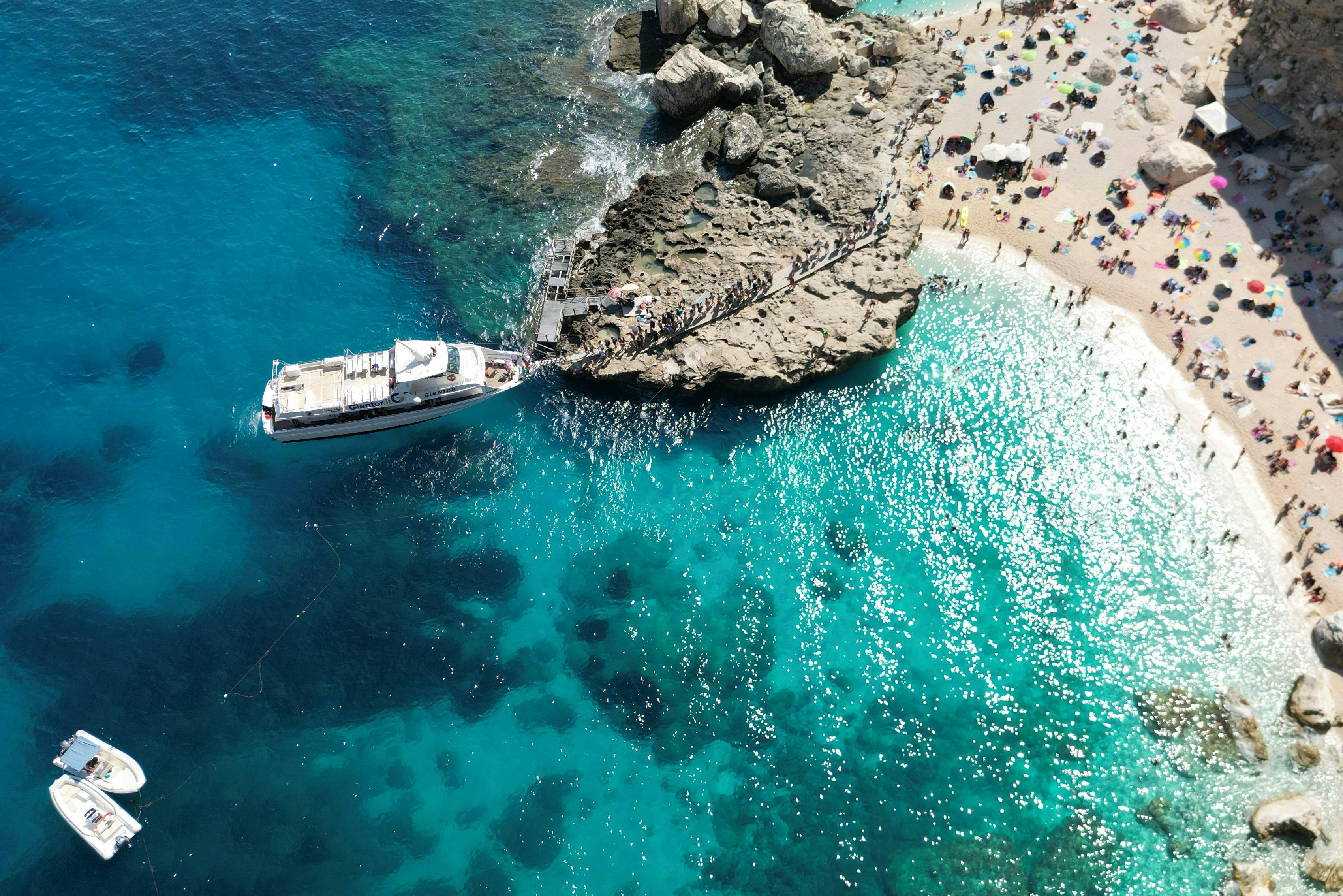 Cala Mariolu 2 Magnifique paysage de montagnes et de mer, où se déroulent les activités de Glentor Minicruises Golfe d'Orosei.