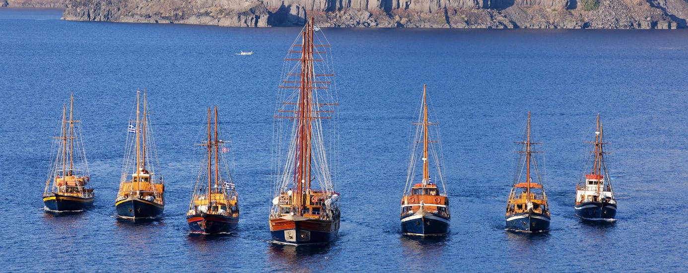 Blick auf die Boote von Caldera's Boats auf dem Meer von Santorini.