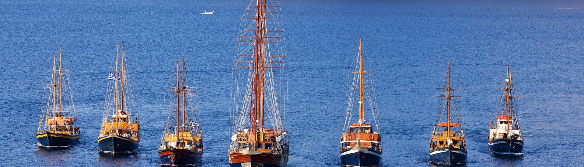 Vue des bateaux de Caldera's boats sur la mer depuis Santorin. 