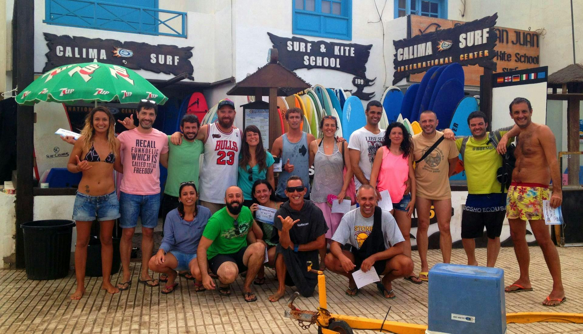 calima-surf-lanzarote-hero Panorama mozzafiato con montagne e mare, dove hanno luogo le attività di Calima Surf Lanzarote.
