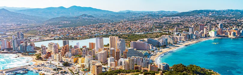 Vista aérea de la costa y el pueblo de Calpe en Alicante.