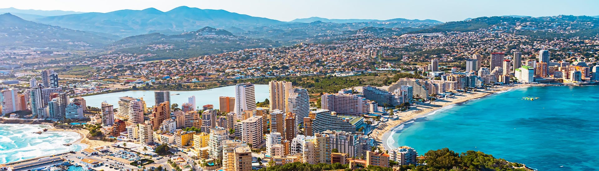 Vista aérea de la costa y el pueblo de Calpe en Alicante.