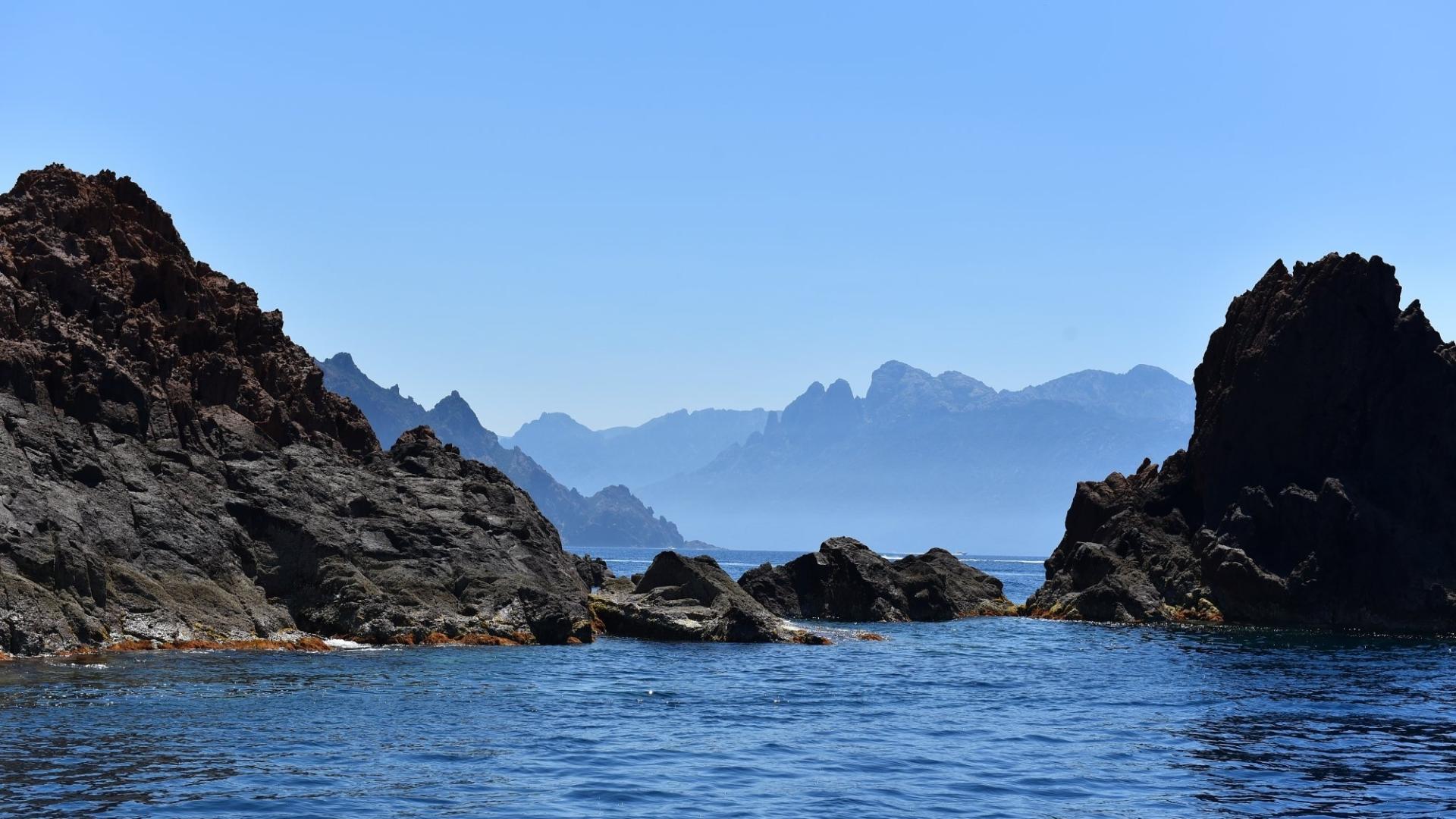 Paisaje con rocas con Calvi Aventure.