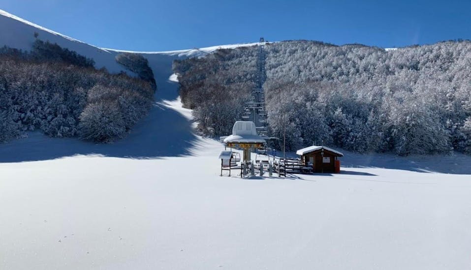 Vista del comprensorio sciistico di Campo Felice, dove la Scuola Sci Le Rocche - Campo Felice tiene lezioni di sci e snowboard.