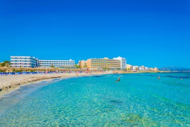 La playa de Can Picafort, en Mallorca, un destino popular para las excursiones en barco y los deportes acuáticos. 