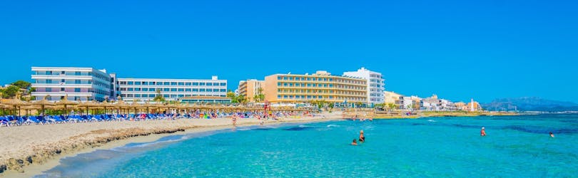 La playa de Can Picafort, en Mallorca, un destino popular para las excursiones en barco y los deportes acuáticos. 