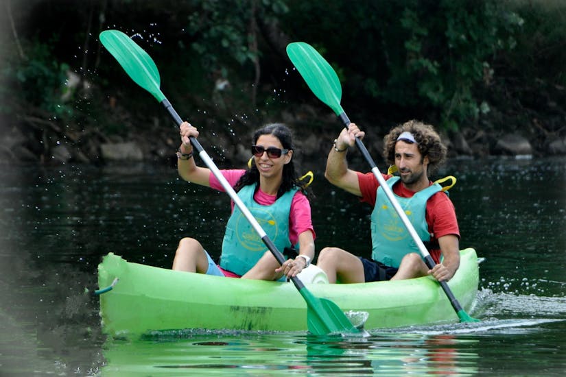 Una pareja hace el descenso en canoa en el río Sella desde Arriondas con Canoas Martos en Asturias. 