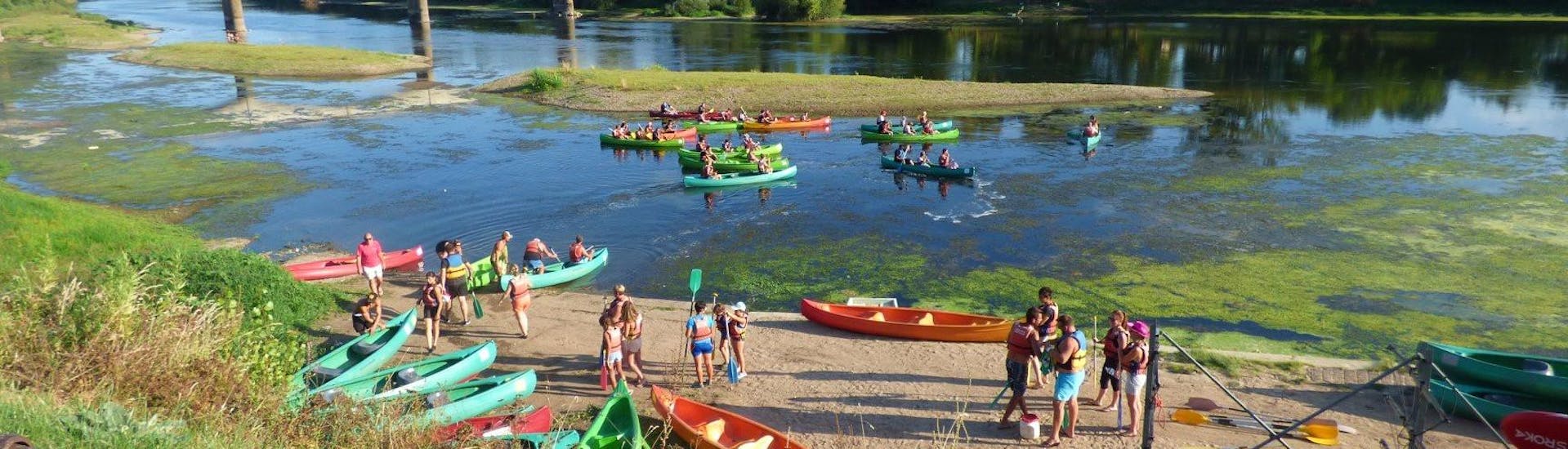 Les vacanciers se mettent à l'eau pour leur sortie en canoë sur la Dordogne avec Canoë Kayak Port-Sainte-Foy.