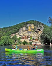 A girl is paddling with her boyfriend on the Dordogne river during the route from La Roque-Gageac 9km of Canoe Dordogne.