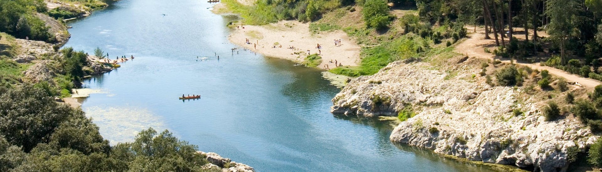 Vue aérienne du Gardon, une des rivières populaires en France pour la pratique du canoë, passant sous le pont du Gard.