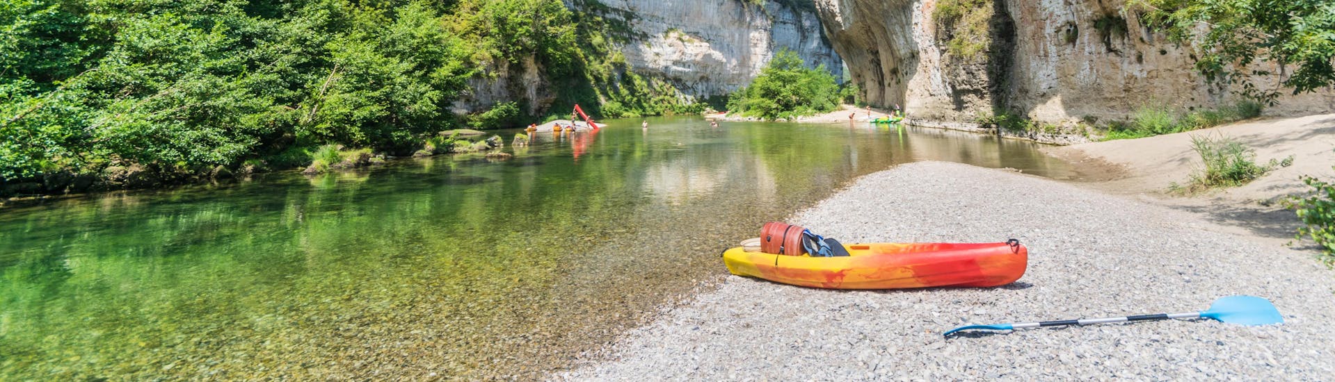 Un canoë est posé sur l'une des plages naturelles des Gorges du Tarn, l'un des lieux de prédilection pour le canoë en France.