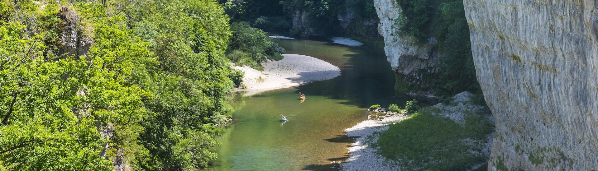Holidaymakers are canoeing in the middle of the impressive gorges of the Tarn in France, starting from La Malène.