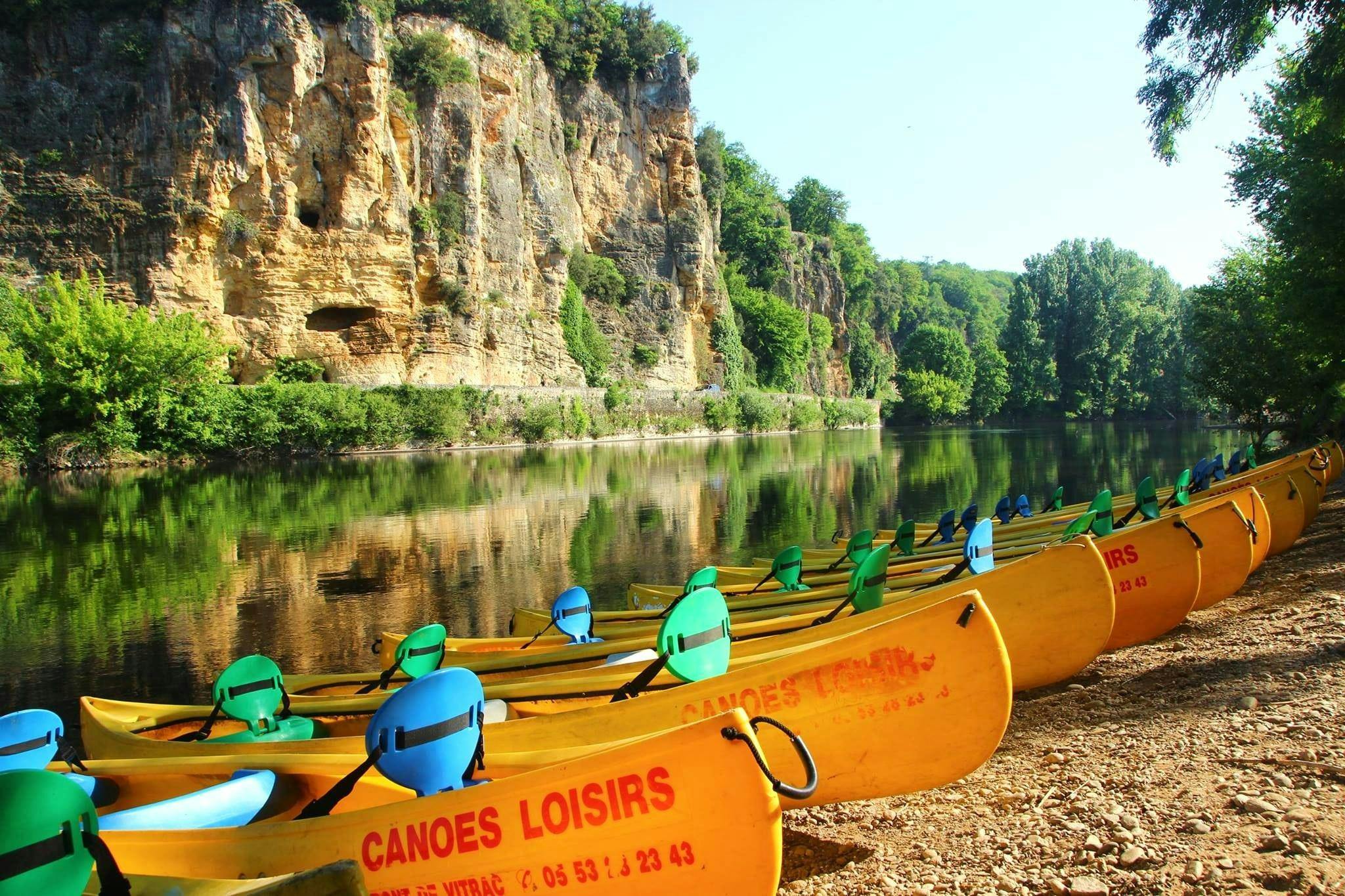 canoes-loisirs-hero Paisajes impresionantes de montaña y mar, donde tienen lugar las experiencias de Canoës Loisirs Dordogne.