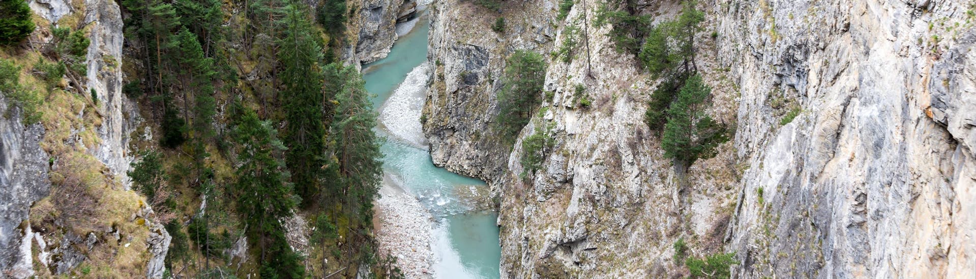 Vue d'une gorge dans la région d'Annecy où il est possible de faire du canyoning.