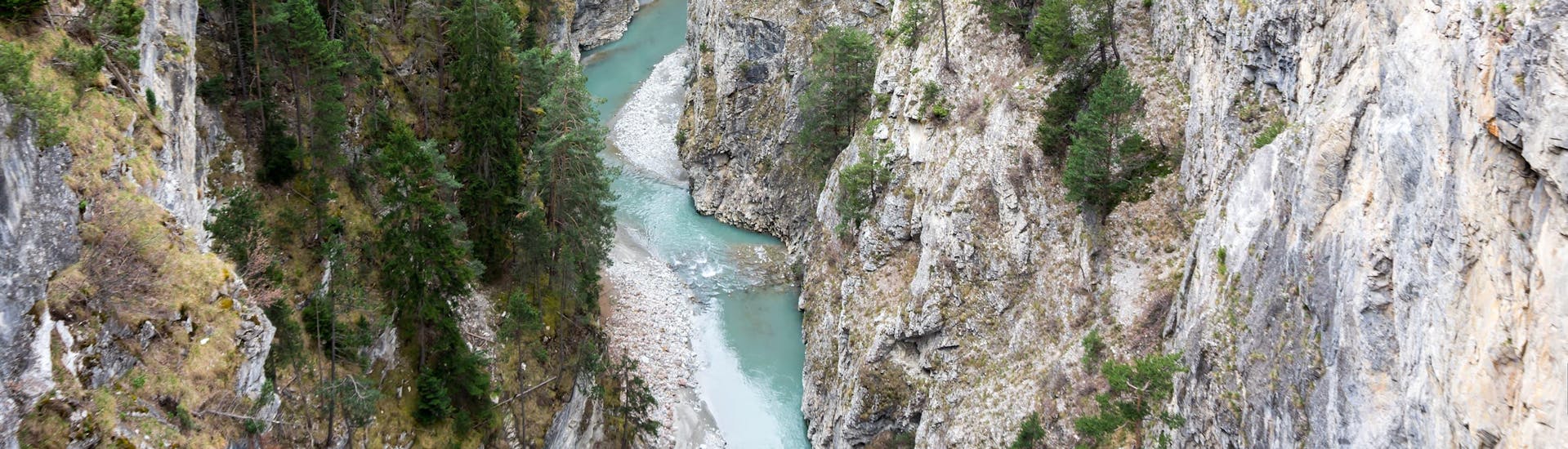 Vue d'une gorge dans la région d'Annecy où il est possible de faire du canyoning.