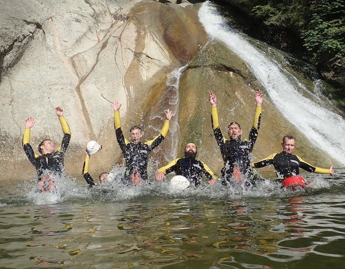 A group of friends is having fun during a canyoning tour in the Allgäu with canyoning erleben.
