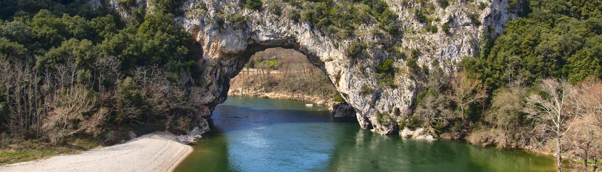 Une vue de la célèbre arche rocheuse qui peut être admirée par ceux qui font du canyoning à Vallon-Pont-d'Arc.