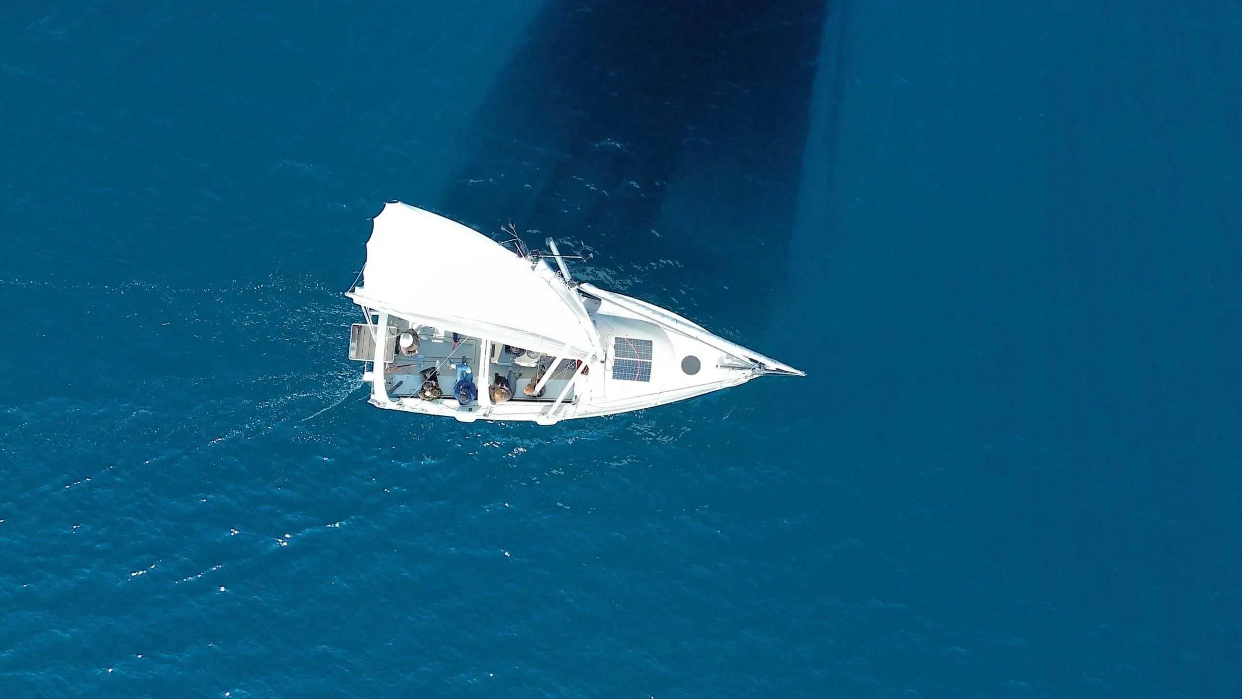 Beeindruckende Landschaften mit Bergen und Meer, wo Aktivitäten von Cap Sail Aventures Antibes stattfinden.