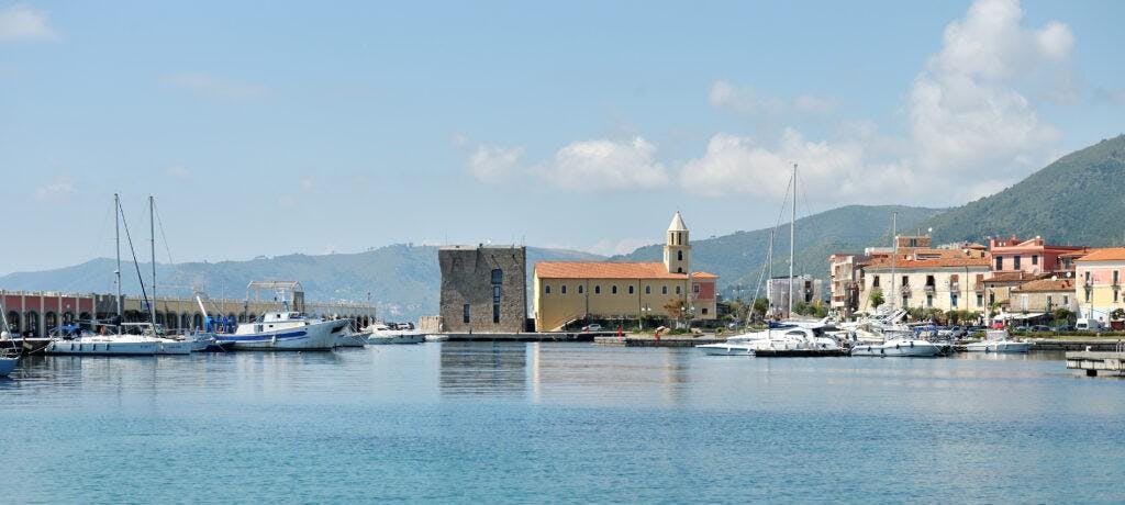 Prachtige landschappen met bergen en zee, waar de ervaringen van Capitano Nik Agropoli plaatsvinden.