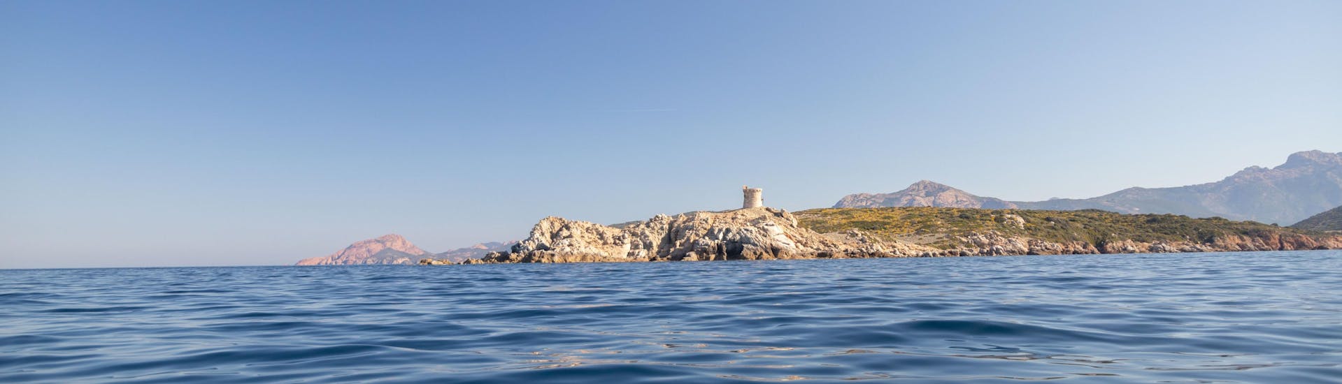 Vue de la côte de Cargèse depuis la mer.
